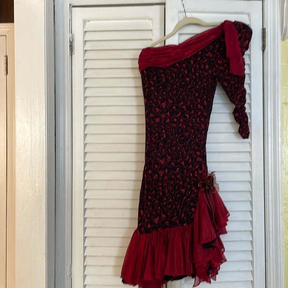 One-Shoulder Red and Black Floral Ruffled Dress